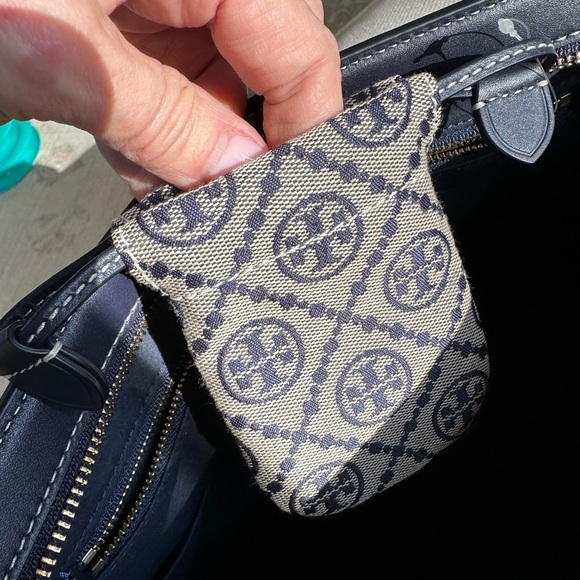 Tory Burch T Monogram Jacquard Travel Pouch
Navy and cream, leather trimmed - Picture 5 of 7
